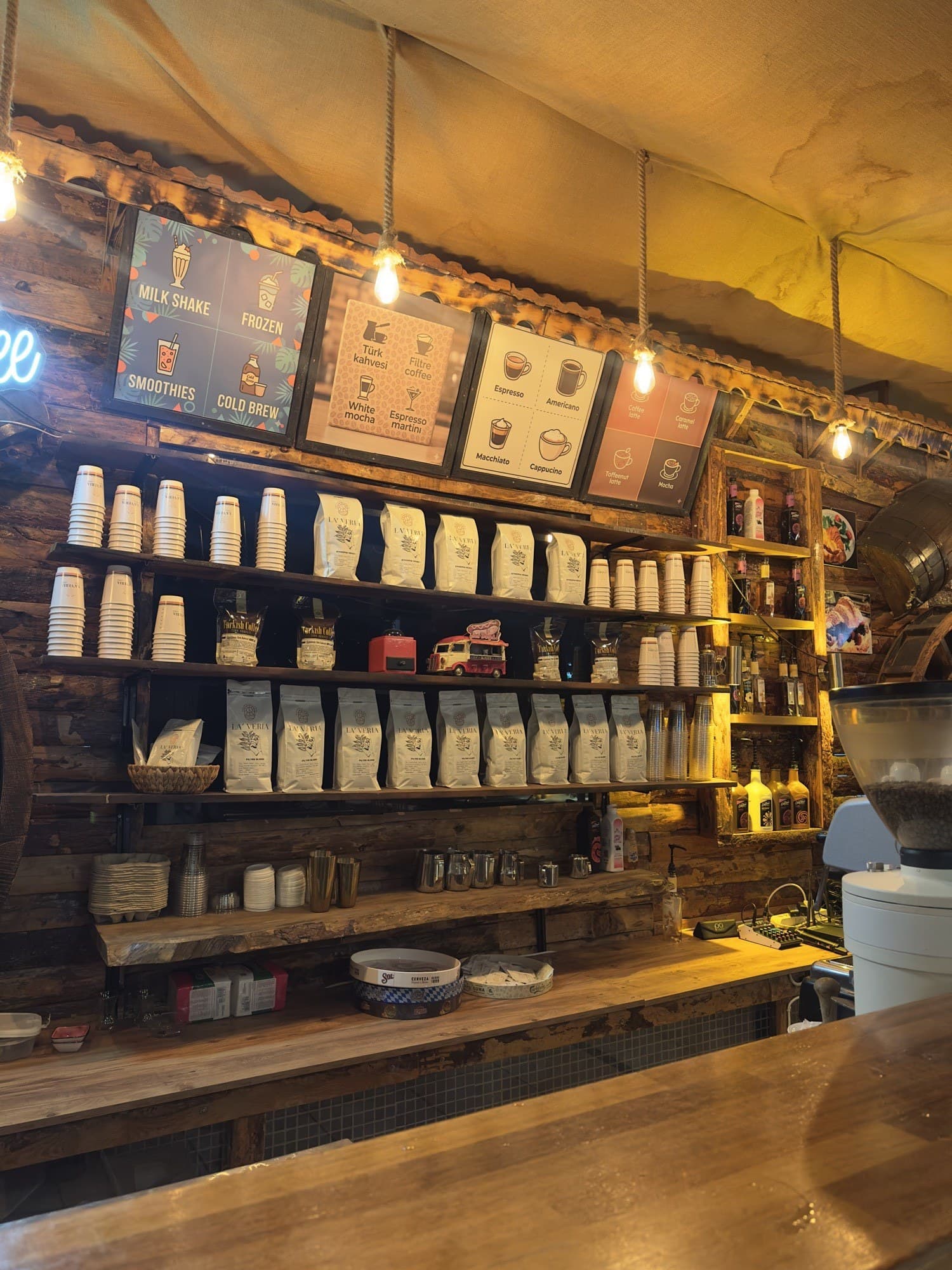 Yelken kahve köşesi — taze çekirdekler ve espresso barı